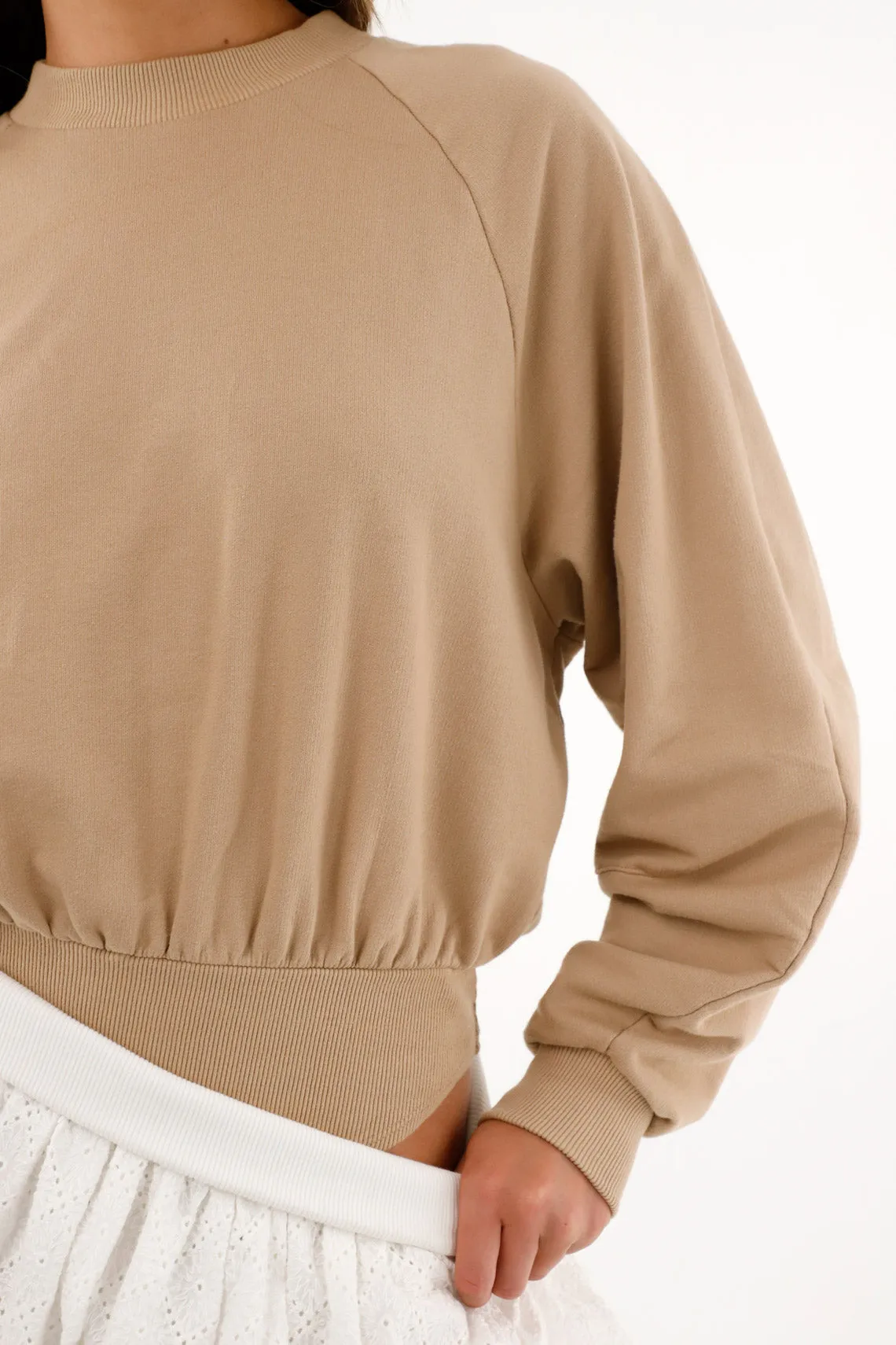 Buzo crudo tipo body de silueta amplia para mujer